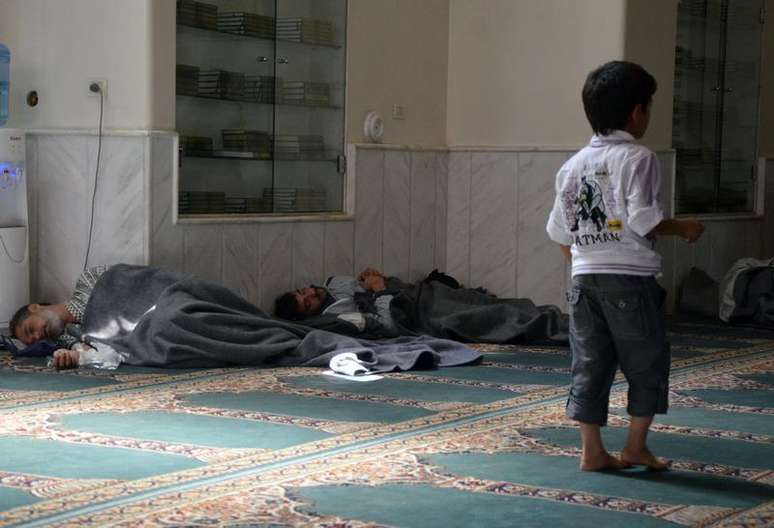 <p>Sobreviventes do que ativistas dizem ter sido um ataque com gás venenoso dormem em uma mesquita do bairro de Duma, em Damasco</p>