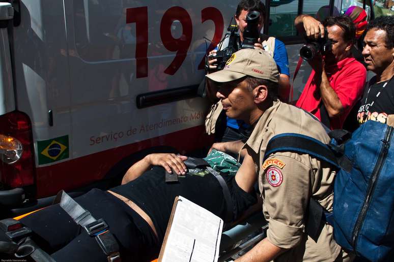 <p>Manifestante é socorrido na quinta depois de ser agredido em ato na CPI dos Ônibus, no Rio de Janeiro</p>