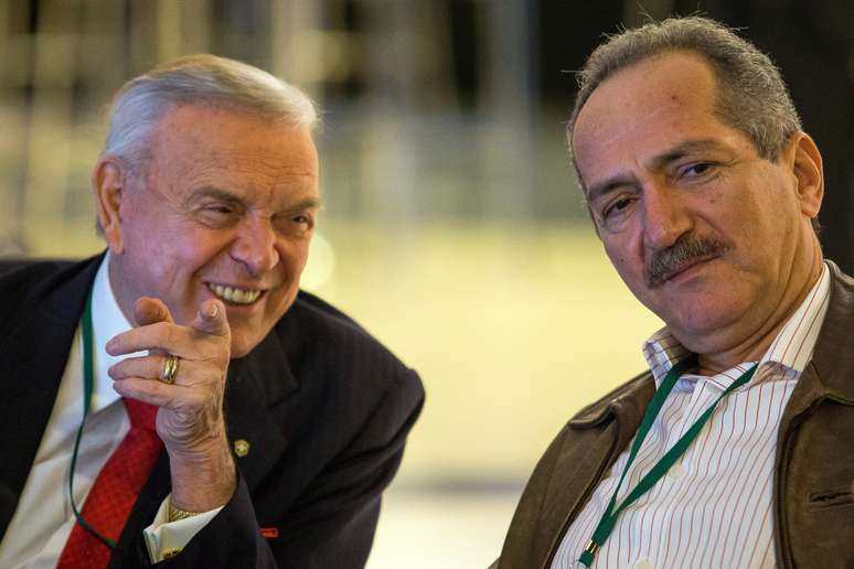 <p>Marin conversa com o ministro do Esporte, Aldo Rebelo, durante evento da Fifa no Rio de Janeiro</p>