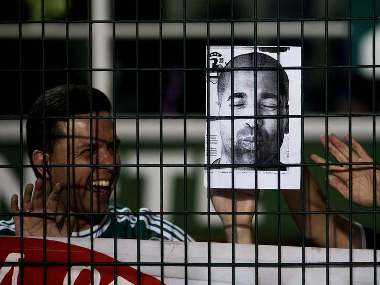 <p>A torcida do Palmeiras, que encheu o Pacaembu, aproveitou para ironizar o atacante Emerson, do rival Corinthians</p>