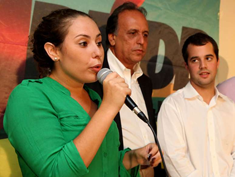 Jéssica Ohana, na foto com o vice-governador do Rio, Luiz Fernando Pezão, e com Marco Antônio Cabral, filho do governador Sérgio Cabral, a quem sucedeu na Juventude PMDB