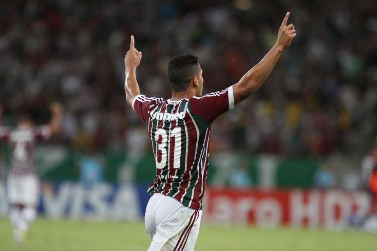 Samuel comemora gol da vitória do Fluminense sobre o Goiás