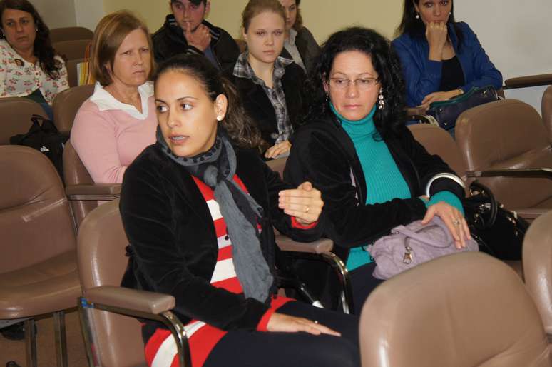 Jarlene Spitzmacher Moreira, 27 anos, ainda enfrenta dificuldades de locomo&ccedil;&atilde;o ap&oacute;s inc&ecirc;ndio