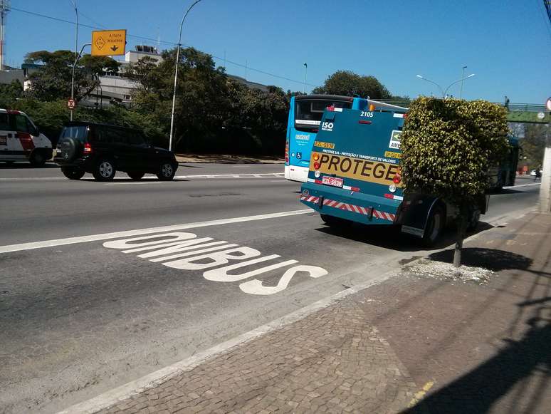 Segundo a legislação do Código de Trânsito Brasileiro, carro-forte não goza de direitos especiais em relação às faixas de ônibus 