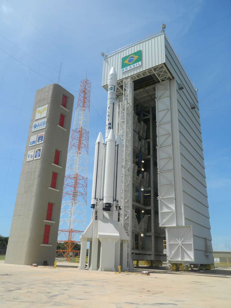 O VLS-1 na torre durante a Operação Salina, que marcou o o reinício das atividades relacionadas ao veículo lançador de satélites nacional