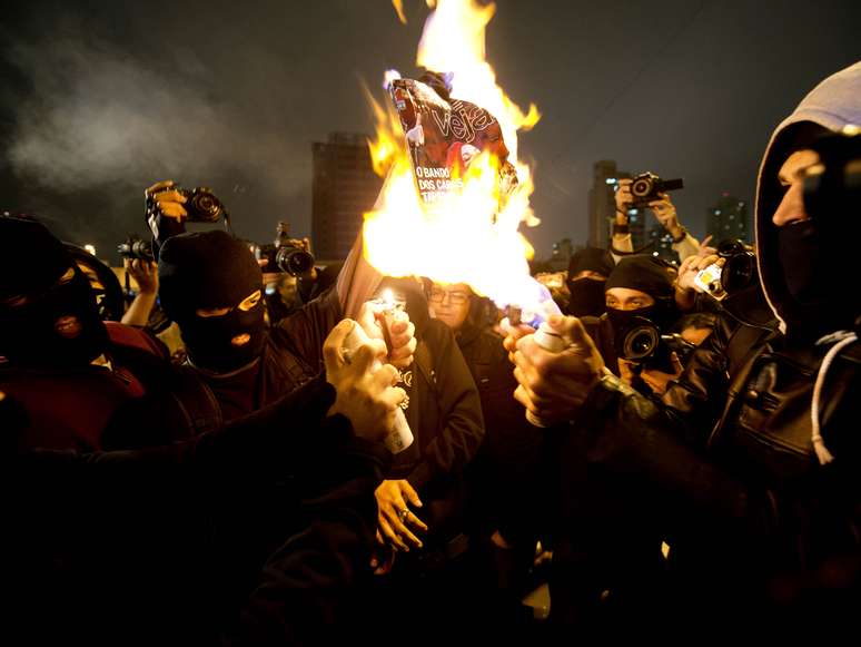 <p>Grupo queima exemplar da revista Veja em protesto</p>