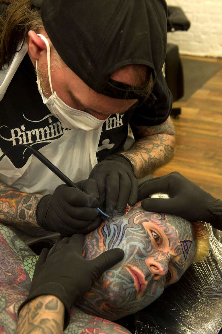 <p>Tatuadores usaram ferramentas de dentistas para esculpir sulcos na face, criando efeitos em alto relevo</p>