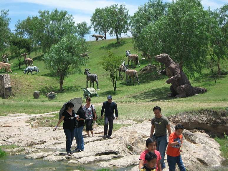 Mamutes, tigres-dentes-de-sabre e gliptodontes. Todos estes animais estão extintos há milhares de anos, mas ainda é possível vê-los na cidade mexicana de Aguascalientes  ou, pelo menos, réplicas deles em tamanho natural. O Parque El Caracol reúne uma impressionante coleção de esculturas de espécies pré-históricas, além de outras atrações, como passagens subterrâneas construídas há quase três séculos e pequenas ilhas que abrigam belas aves migratórias 