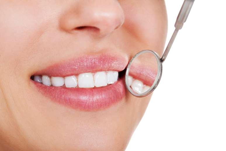 <p>Existen varias maneras adecuadas de blanquear sus dientes.</p>