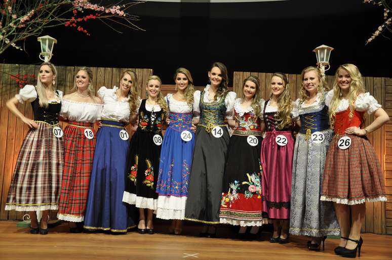 <p>Finalistas que concorrem &agrave; coroa da 31&ordf; Oktoberfest; foto sem a presen&ccedil;a de Flavia Regina Sedrez</p>