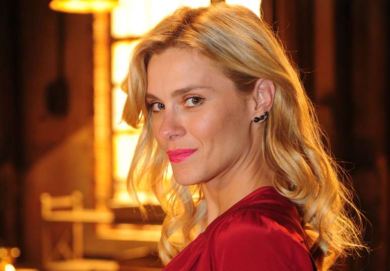 Carolina Dieckmann escolheu uma maquiagem fresh e luminosa para a coletiva de 'Joia Rara', nova novela das seis 