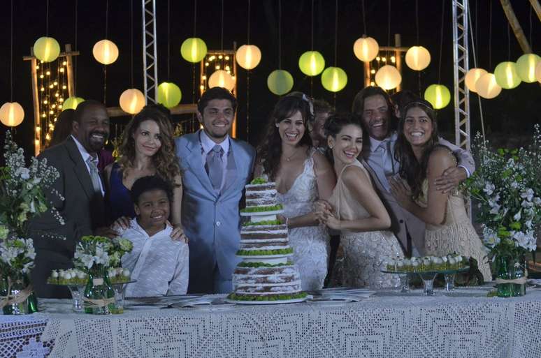 <p>No final da tarde de quinta-feira (22), o elenco da novela global Flor do Caribe gravou as cenas do casamento dos personagens Natália e Juliano, interpretados por Daniela Escobar e Bruno Gissoni, na restinga da Marambaia, no Rio de Janeiro. Entre uma cena e outra o elenco se divertiu e tirou muitas fotos.</p>