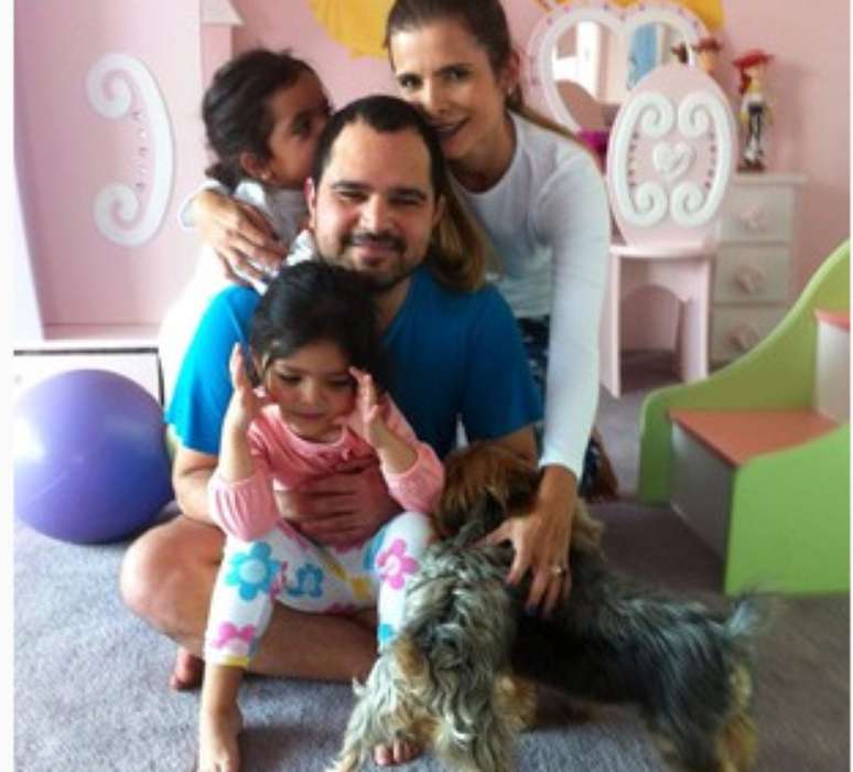 <p>Depois, ele apareceu em imagem com a mulher e as filhas</p>