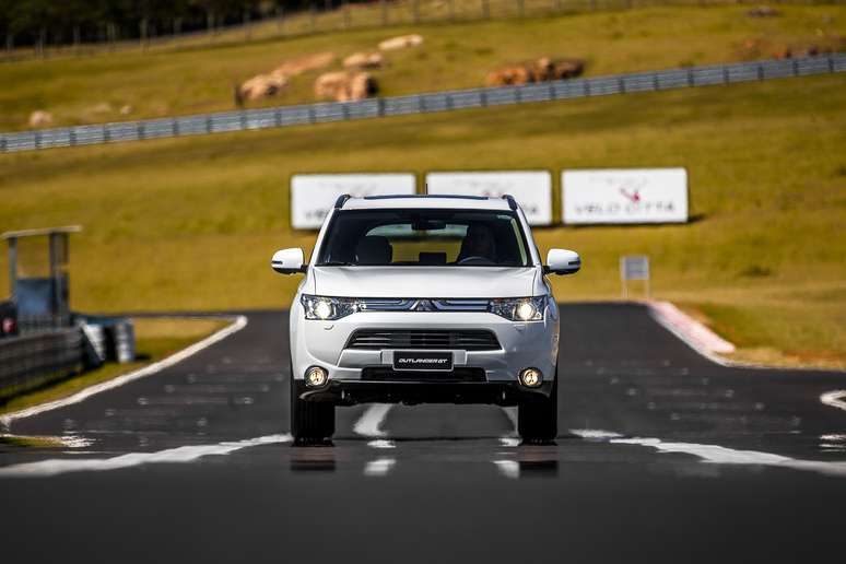 <p>A Mitsubishi começa a vender no Brasil a partir de setembro a terceira geração do Outlander, que ganhou novo visual, bom pacote de equipamentos e uma terceira fila de bancos para levar até sete pessoas</p>