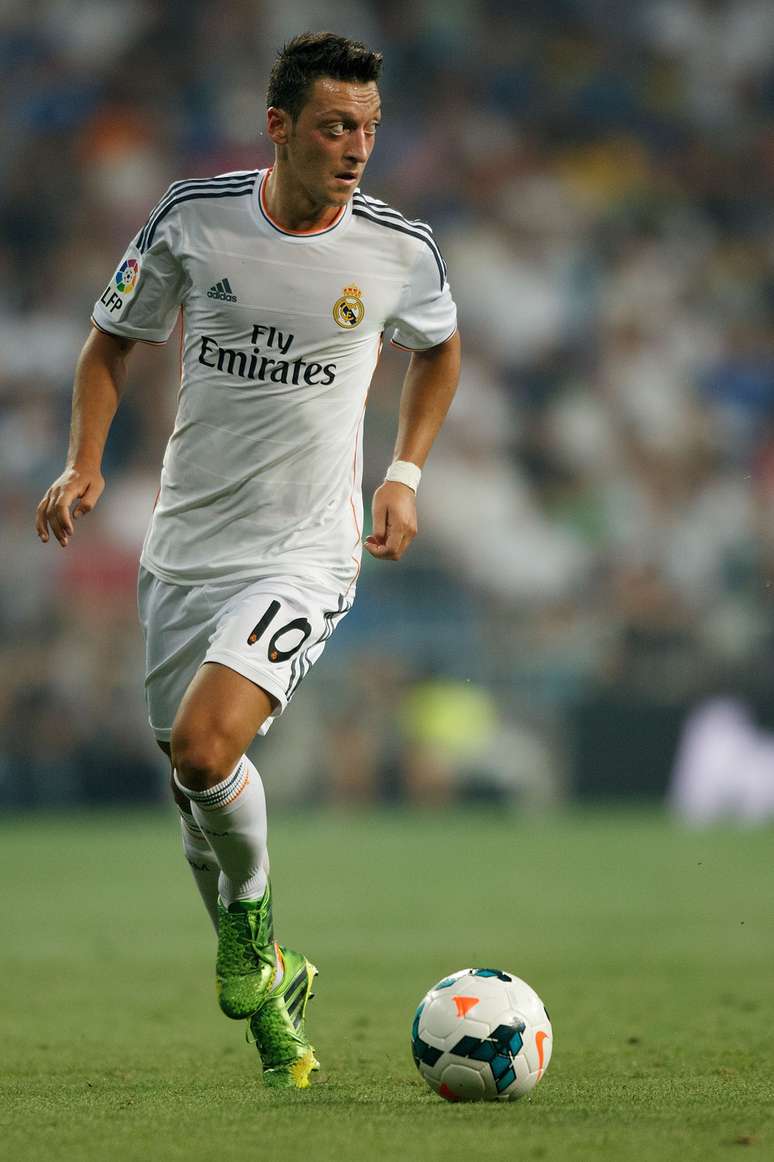 <p>Özil perderia espaço no Real após a contratação de Bale</p>