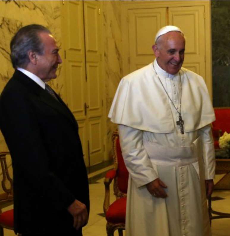 No final do programa de propaganda política de dez minutos, a imagem do Papa aparece durante alguns segundos enquanto escuta o discurso de Temer