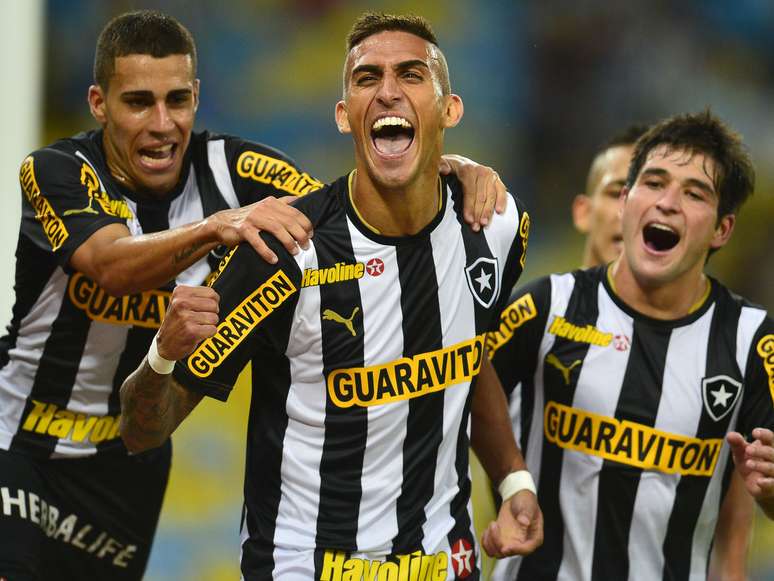 <p>O Botafogo sofreu um gol no começo do jogo contra o Atlético-MG, mas fez a festa no Maracanã - venceu de virada, por 4 a 2, e deu um largo passo rumo às quartas de final da Copa do Brasil</p>