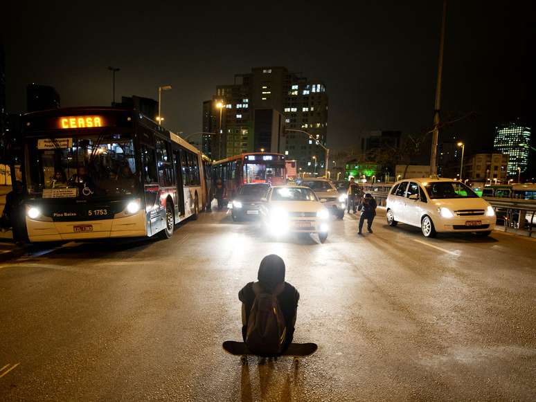 <p>Com skate, manifestante bloqueia via na capital paulista</p>