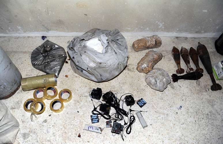 <p><br />Imagem divulgada pela Agência de Notícias Árabe Síria (SANA) em 24 de agosto de 2013 mostra materiais o governo sírio afirma serem usados para fazer armas químicas descobertas na Jobar na periferia da capital Damasco</p>