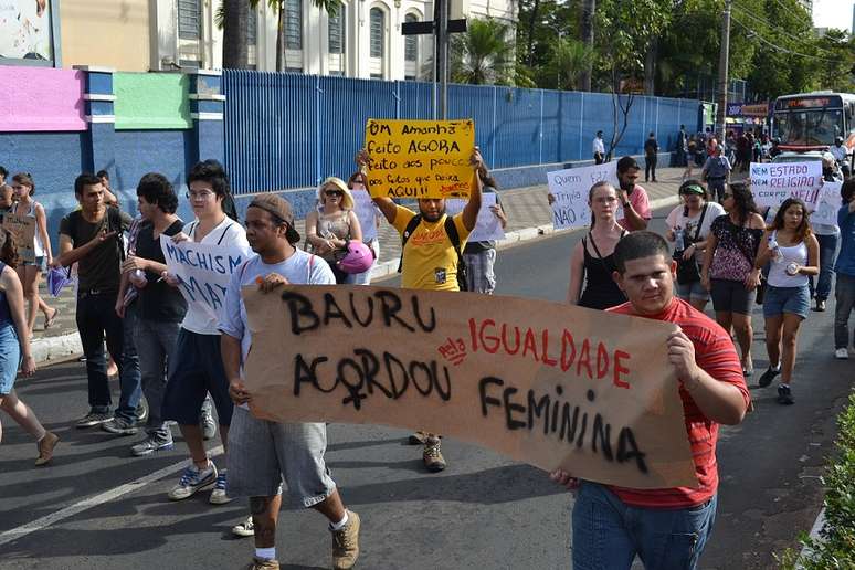 <p>Os manifestantes se reuniram em frente à Câmara Municipal e seguiram por uma das principais da cidade</p>