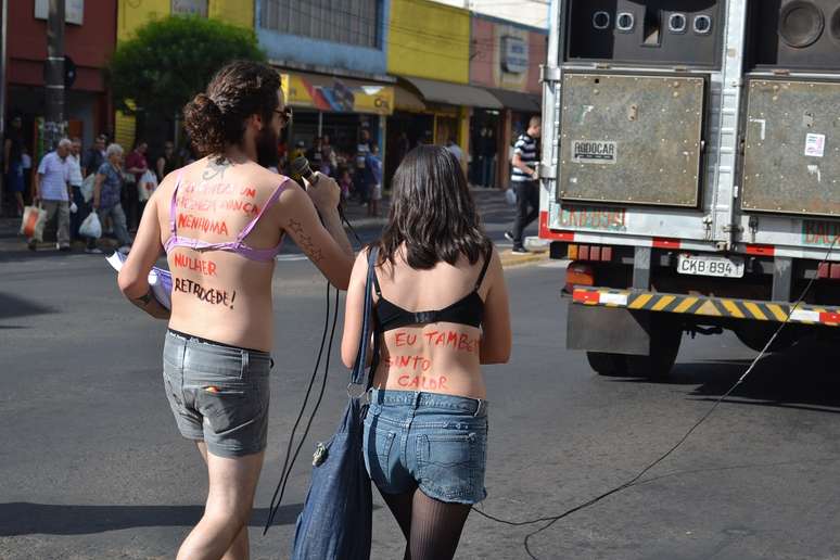 <p>Durante meia hora de caminhada, os participantes carregaram cartazes com dizeres contra o machismo, a homofobia e contra o racismo</p>