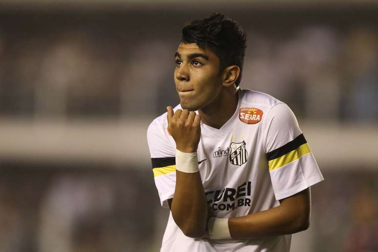 Gabriel dança na Vila Belmiro para comemorar seu gol contra o Vitória