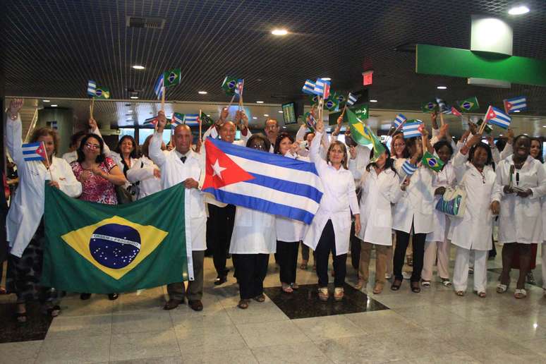 <p>Chegada dos primeiros m&eacute;dicos cubanos no Aeroporto Internacional de Recife, em Pernambuco</p>