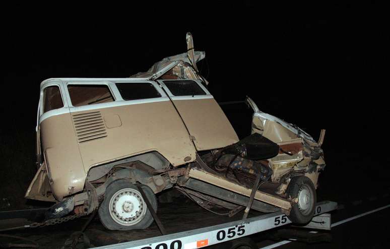 Colis&atilde;o frontal entre Kombi e &ocirc;nibus na rodovia &Iacute;ndio Tibiri&ccedil;a, em Suzano (SP), deixou duas pessoas mortas