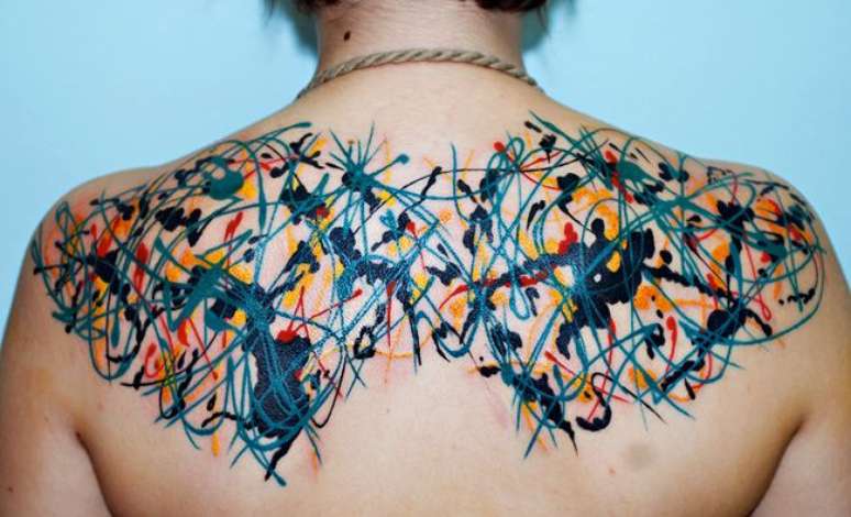 <p>Jackson Pollock foi inspiração para tatuagem que tomou boa parte das costas</p>