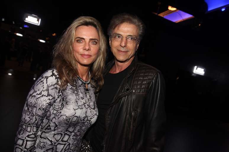 <p>Caetano Veloso se apesentou no Espaço das Américas, em São Paulo, para uma plateia cheia de famosos; na foto Bruna Lombardi e Carlos Alberto Riccelli</p>