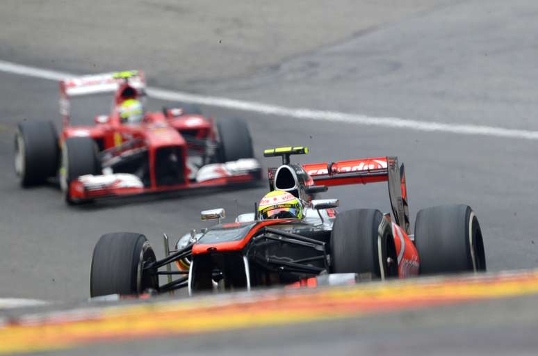 <p>Felipe Massa persegue Sergio Perez durante prova em Spa-Francochamps</p>