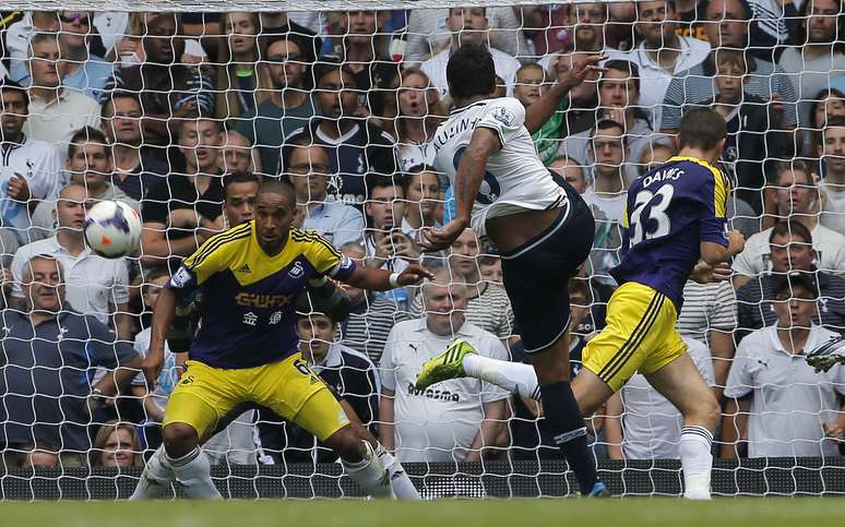 Paulinho tenta finalização contra o Swansea