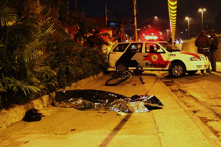 Motorista foge ap&oacute;s atropelar e matar ciclista na madrugada deste domingo no Butant&atilde;, em S&atilde;o Paulo