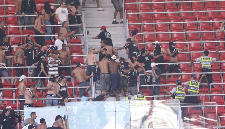 <p>Confus&atilde;o em Bras&iacute;lia foi facilitada pelo est&aacute;dio n&atilde;o separar torcidas advers&aacute;rias</p>