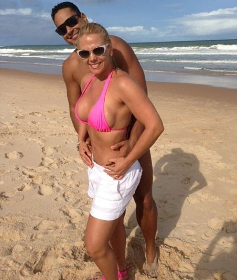 <p>Carla Perez exibiu a boa forma ao posar com o marido vestida de biqu&iacute;ni e shorts na&nbsp;praia&nbsp;</p>