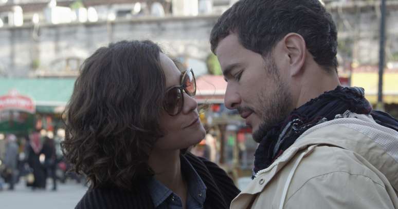 Alice Braga e Daniel de Oliveira estrelam 'Latitudes', longa-metragem dividido em oito epis&oacute;dios que estreia no You Tube nesta quarta-feira (28) e no canal pago TNT em setembro, com formato estendido, mostrando tamb&eacute;m a concep&ccedil;&atilde;o dos personagens; a produ&ccedil;&atilde;o, escrita e dirigida por Felipe Braga, foi filmada em oito localidades, entre elas Londres e Veneza, que ajudam a explicar a evolu&ccedil;&atilde;o do romance entre Olivia e Jos&eacute;