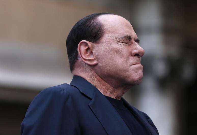 <p>Ex-primeiro-ministro italiano Silvio Berlusconi fecha os olho em rea&ccedil;&atilde;o a seus simpatizantes durante com&iacute;cio em protesto contra sua condena&ccedil;&atilde;o por fraude fiscal no in&iacute;cio de agosto</p>