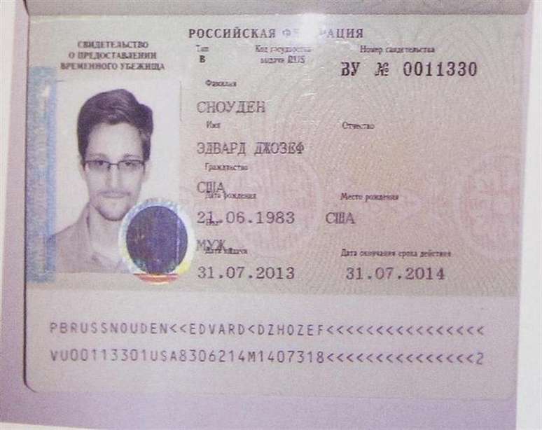 <p>Imagem do documento que concede ref&uacute;gio na R&uacute;ssia ao ex-prestador de servi&ccedil;o de uma ag&ecirc;ncia espi&atilde; dos EUA Edward Snowden, fotografado durante uma coletiva de imprensa em Moscou</p>