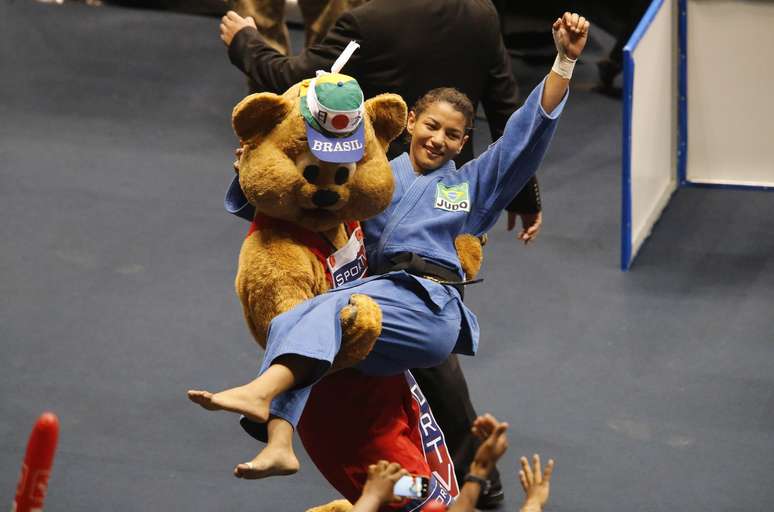 <p>Mascote da competi&ccedil;&atilde;o brinca com Sarah Menezes depois da vit&oacute;ria na disputa do bronze</p>