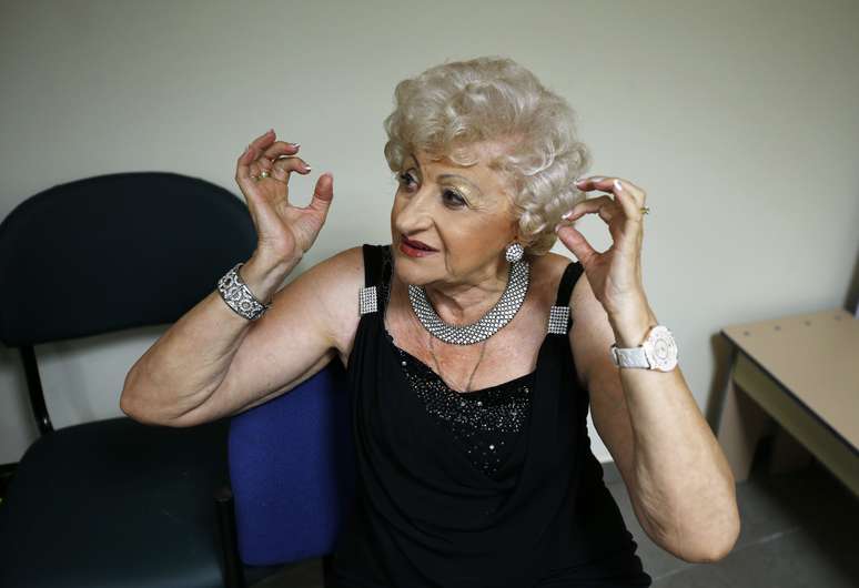 Koka Salmon, 79 anos, se prepara para o concurso de beleza de sobreviventes do holocausto em Haifa, no norte de   Israel. Dezesseis mulheres que sobreviveram ao genocídio nazista participaram da segunda edição do concurso no últimop   dia 22