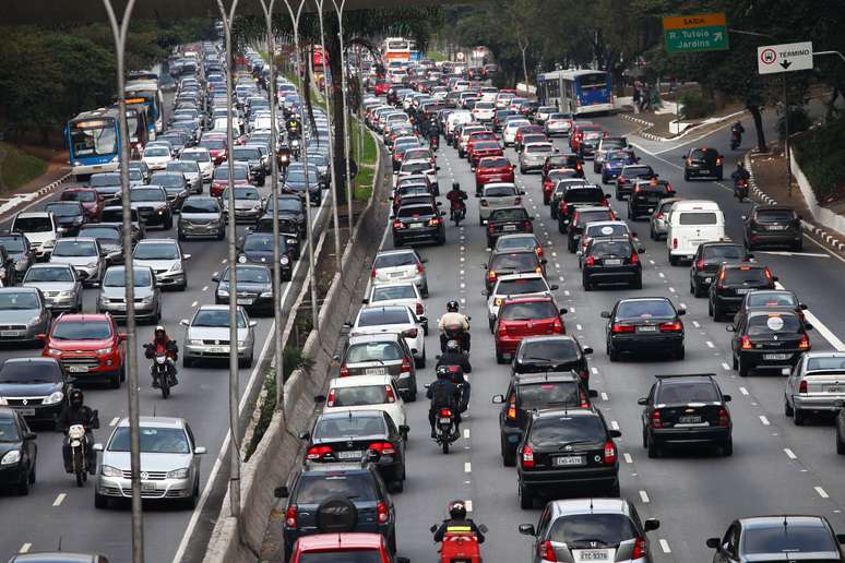 <p>Com pontos saturados no transporte público, é preciso incentivar uso em horários alternativos</p>