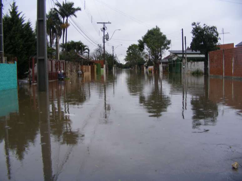 <p>A travessa Uruguai, na cidade de Esteio, foi tomada pela &aacute;gua na manh&atilde; desta segunda-feira no bairro S&atilde;o Sebasti&atilde;o</p>