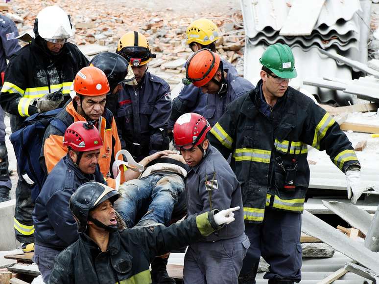 <p>Bombeiros retiram v&iacute;tima dos destro&ccedil;os do pr&eacute;dio que desabou</p>