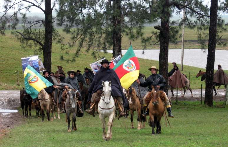 Na manhã de segunda-feira, antes de chegar à Estância do Minuano, os cavaleiros partiram da Fazenda Santa Isabel, no distrito de Santa Flora, interior de Santa Maria
