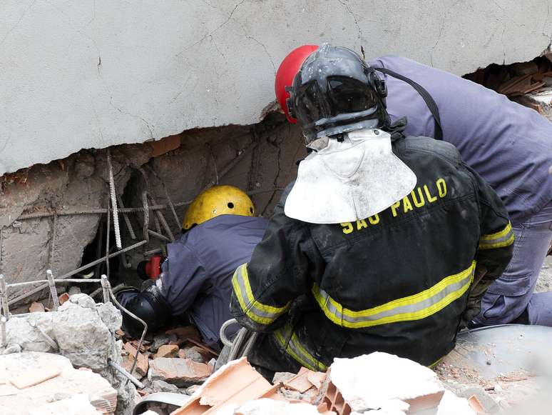 <p>O Corpo de Bombeiros trabalha desde a manh&atilde; de ter&ccedil;a no resgate &agrave;s v&iacute;timas</p>