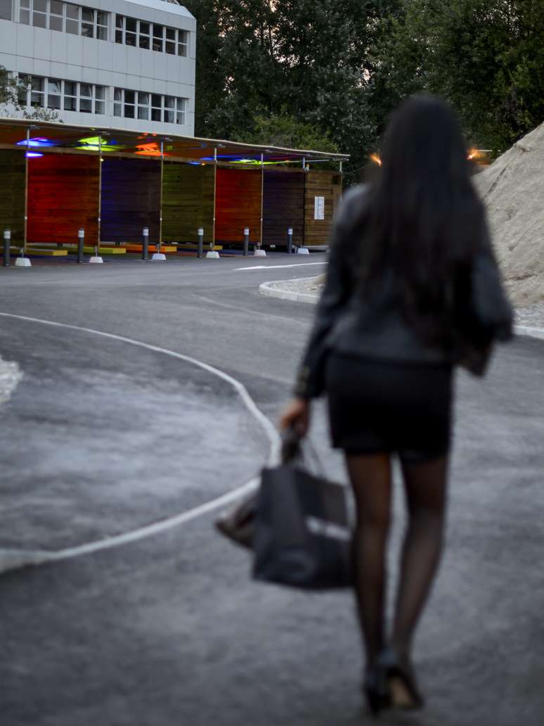 Prostituta se aproxima da área das garagens no primeiro dia do drive-in, em Zurique