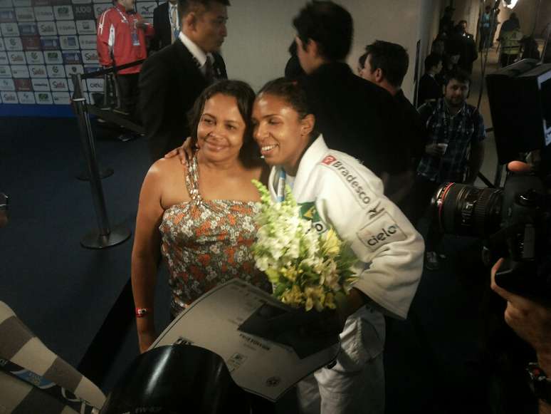 Erika Miranda recebe abraço da mãe após ganhar medalha no Mundial de judô