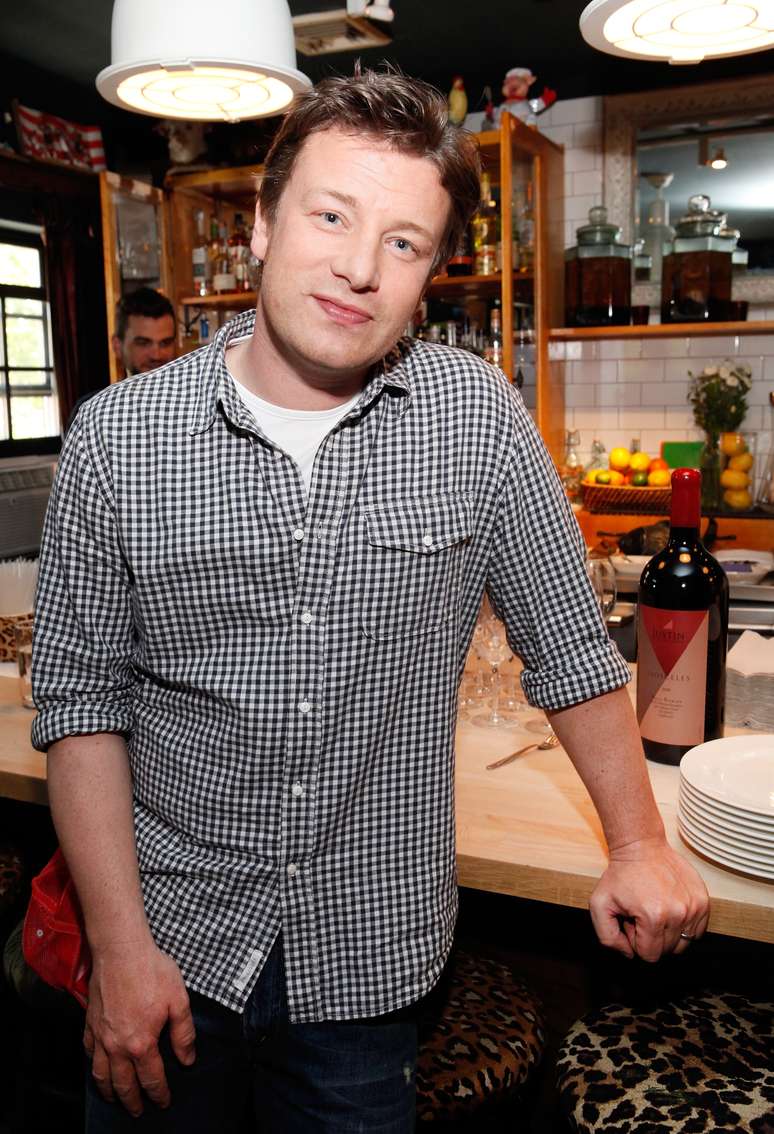 <p>O britânico Jamie Oliver pretende mostrar que é possível se alimentar bem com um orçamento limitado</p>
