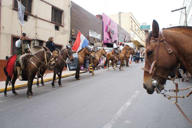 Em frente à casa noturna, houve o encontro dos participantes de uma cavalgada de cinco dias