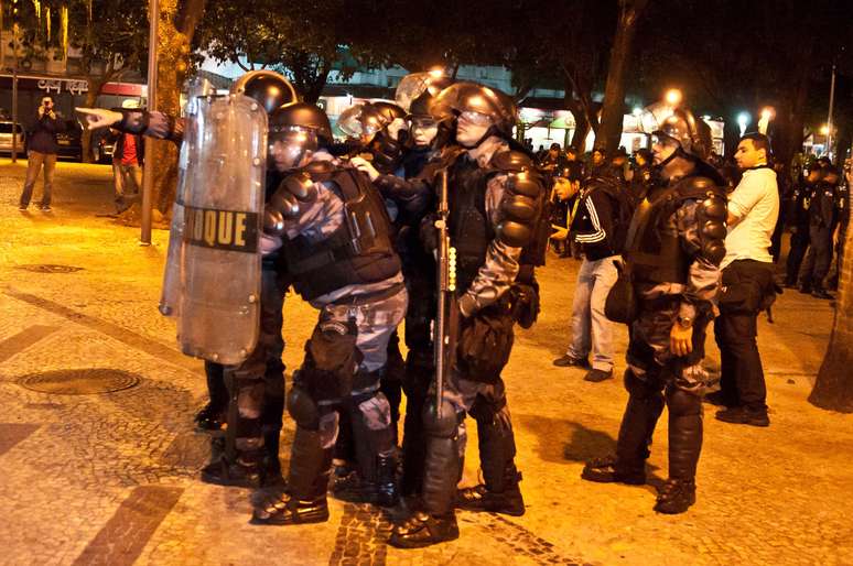 <p>Tropa de Choque monitora movimentação de manifestantes no Largo do Machado, no Rio</p>